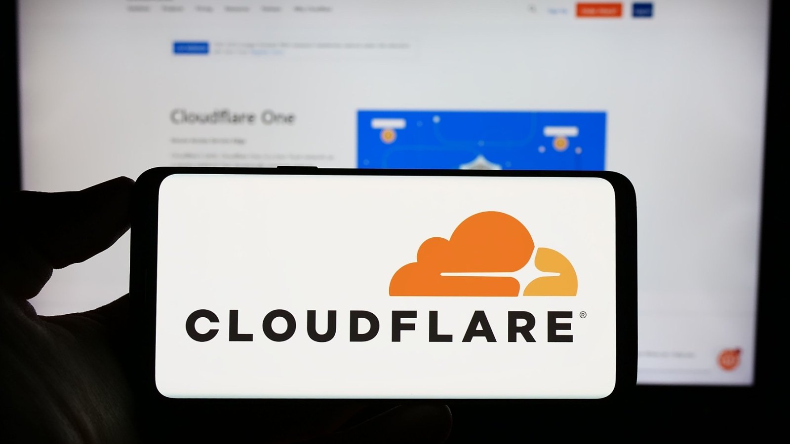 Cloudflare est une plateforme d’infrastructure Internet qui améliore la performance (via un CDN), la sécurité (protection DDoS, pare-feu) et la fiabilité des sites web en servant le contenu via un réseau mondial de serveurs - © Shutterstock