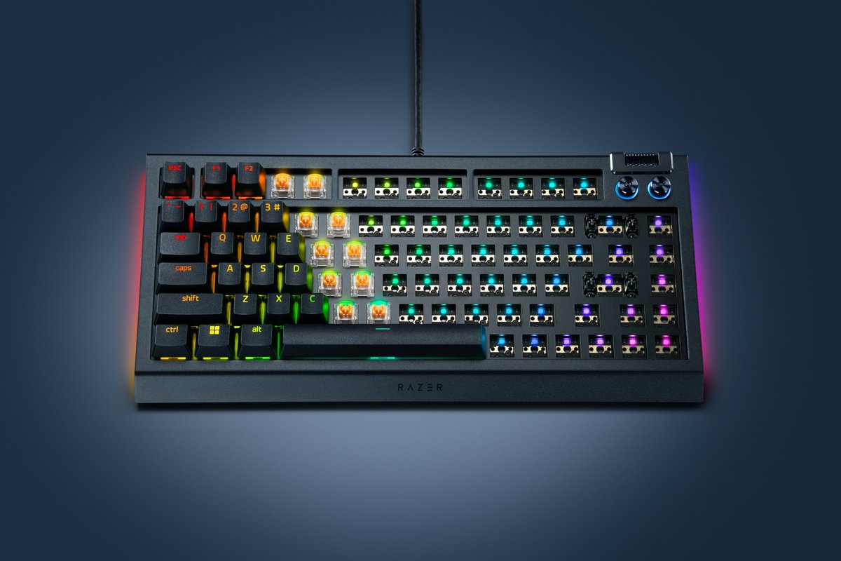 Même avec des switches et des keycaps personnalisables, le système RGB reste de mise et entièrement contrôlable par l'écosystème logiciel de la marque. ©Razer
