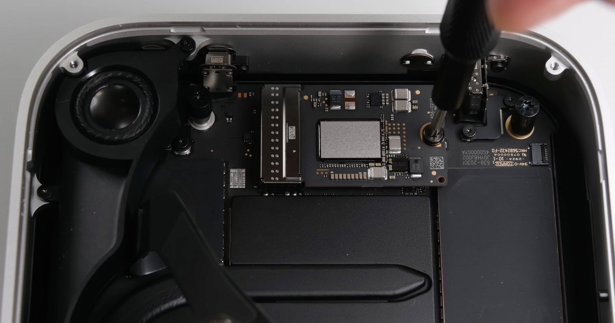 Le SSD est remplaçable... sous conditions © iFixit