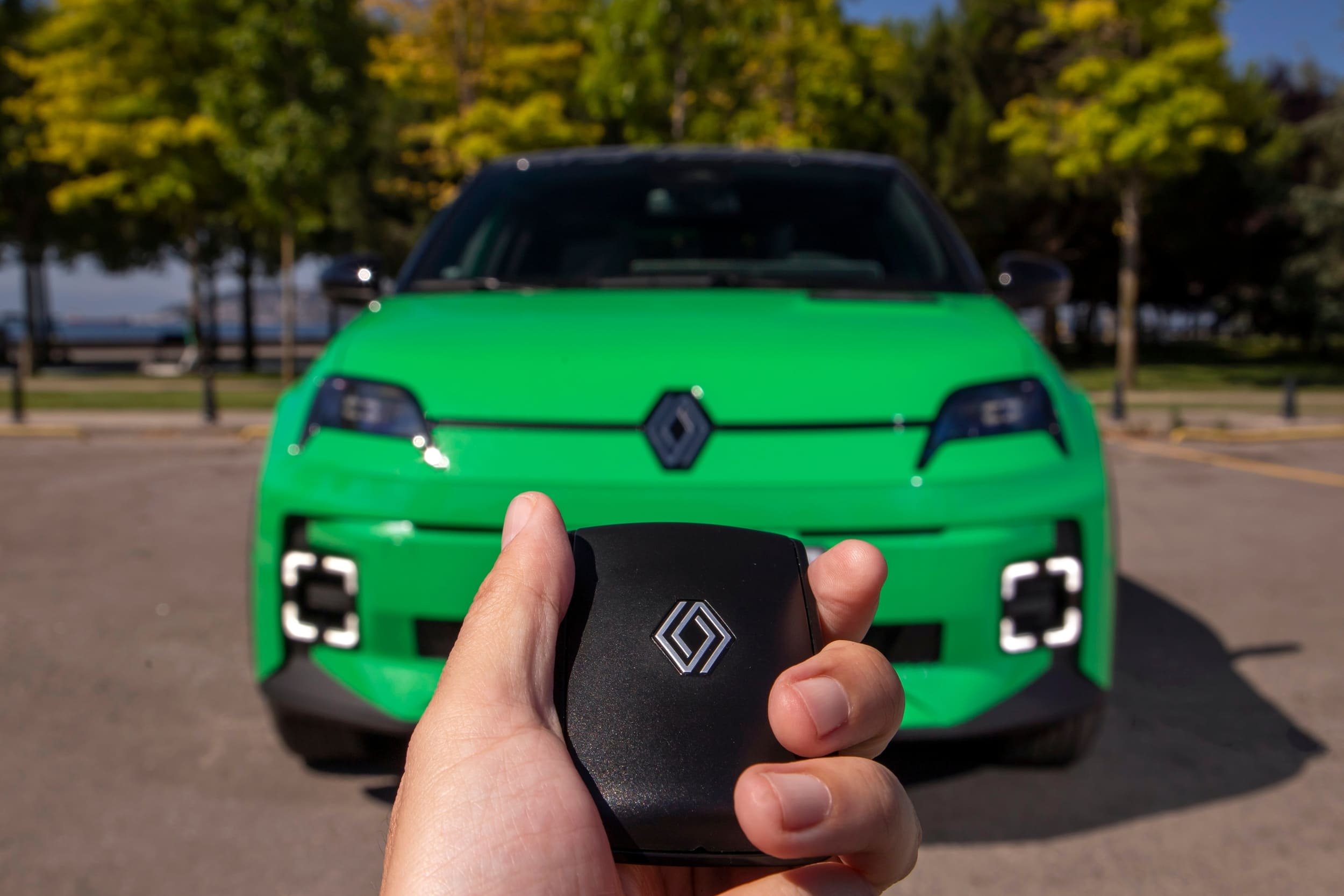 La Renault 5 E-Tech est bien concernée par le dispositif de leasing social du constructeur au losange © emirhankaramuk / Shutterstock.com