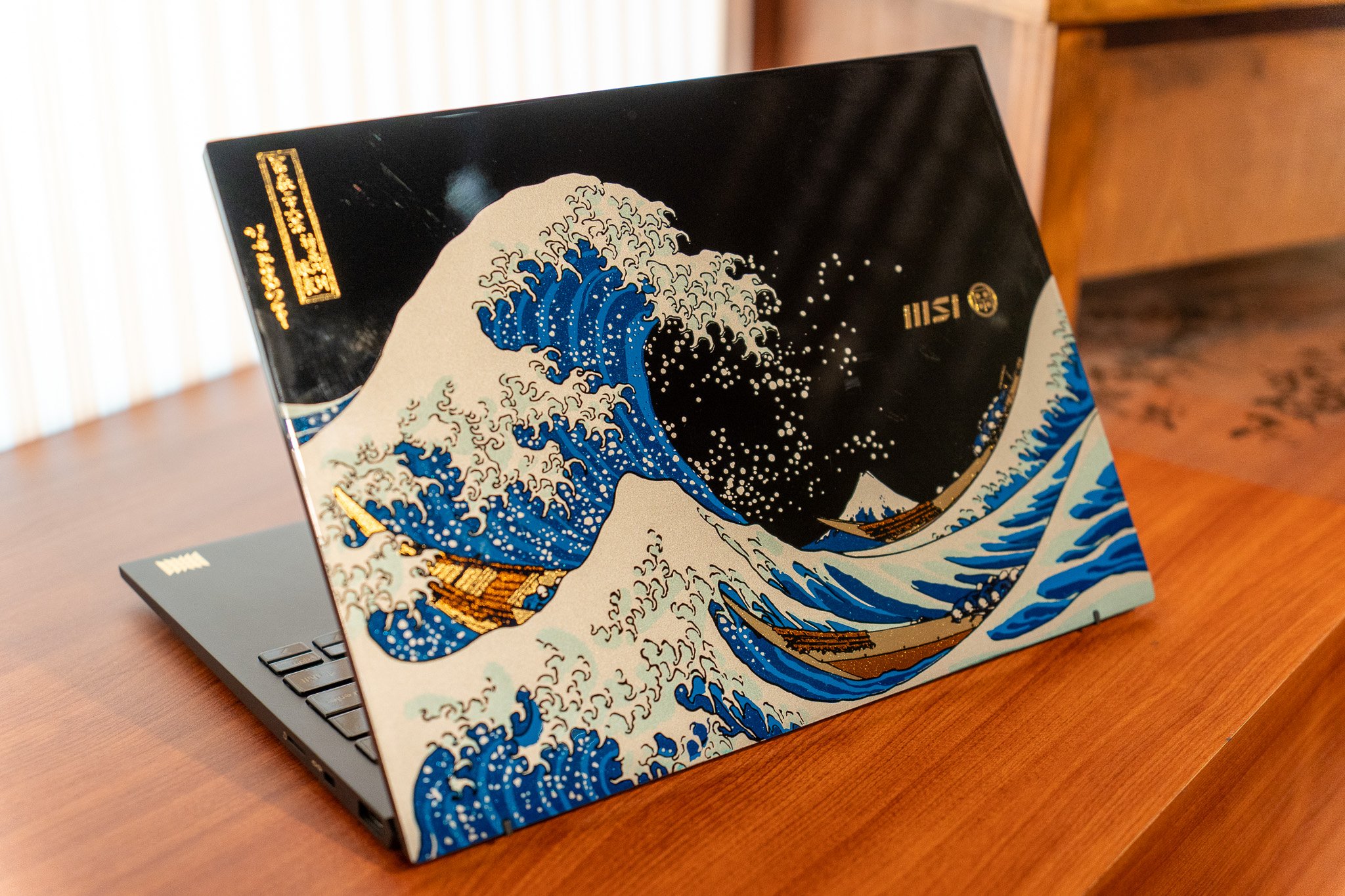 Dire que le MSI Prestige 13 AI+ Ukiyo-e Edition a de l'allure est un euphémisme. © Nathan Le Gohlisse pour Clubic