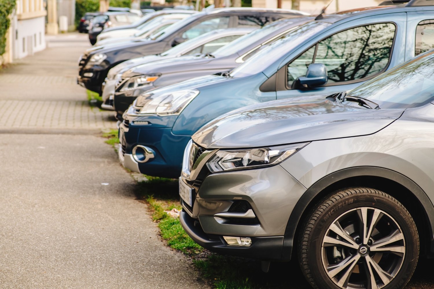 Attention, certaines communes changent leur politique en matière de stationnement gratuit durant le mois d'août. ©Hadrian / Shutterstock