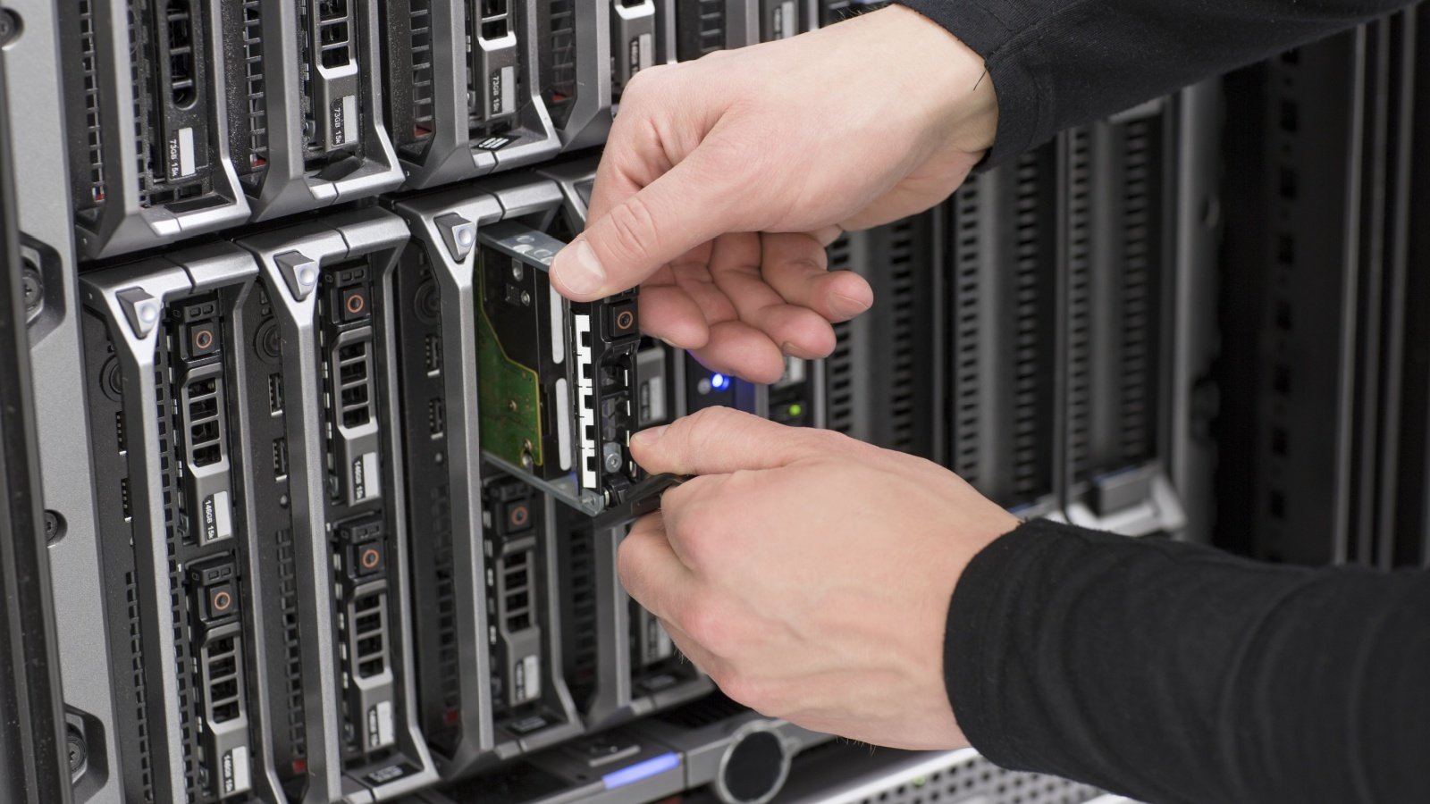 Automatiser les sauvegardes, c’est protéger son site sans effort. On limite les risques, on gagne en efficacité, et on assure une reprise rapide en cas de problème. Il suffit de planifier, sécuriser les accès et tester régulièrement. - © Shutterstock