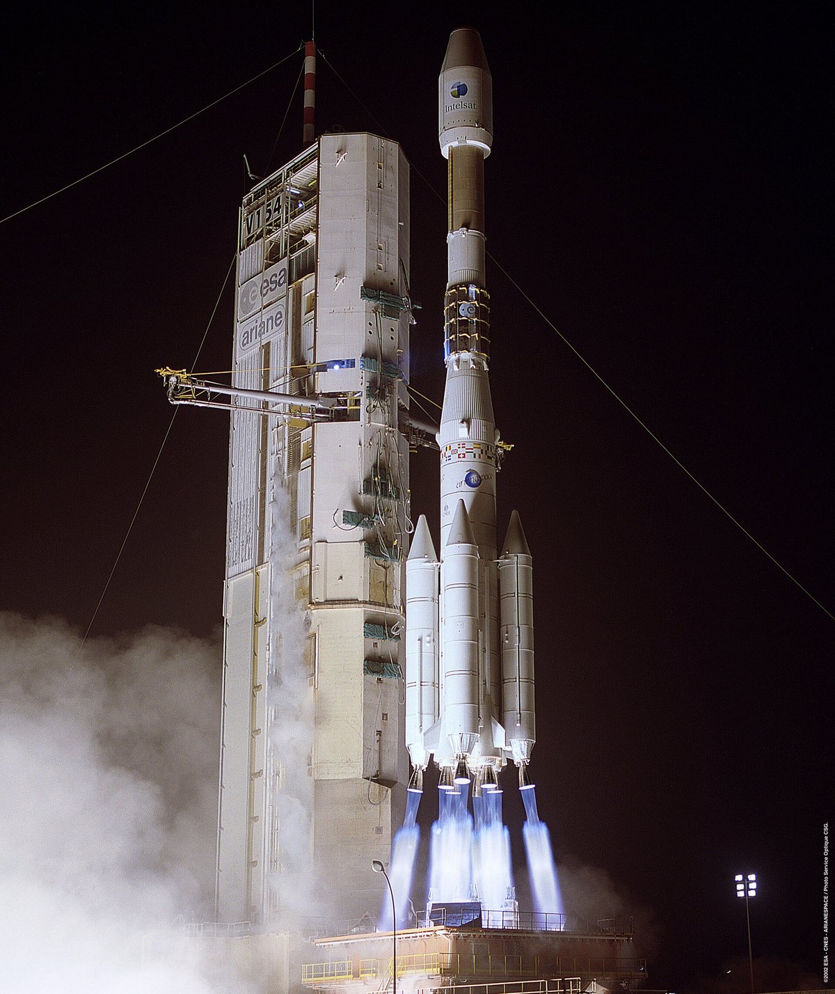 Ariane 44L était la plus puissante des fusées Ariane 4, grâce à ces huit moteurs Viking au décollage. Conçue pour envoyer 4,5t en orbite GTO, elle est progressivement poussée jusqu'à 4,95t, et aurait sans doute pu franchir les 5t si sa production n'avait pas été arrêtée. Crédits: CNES/ESA