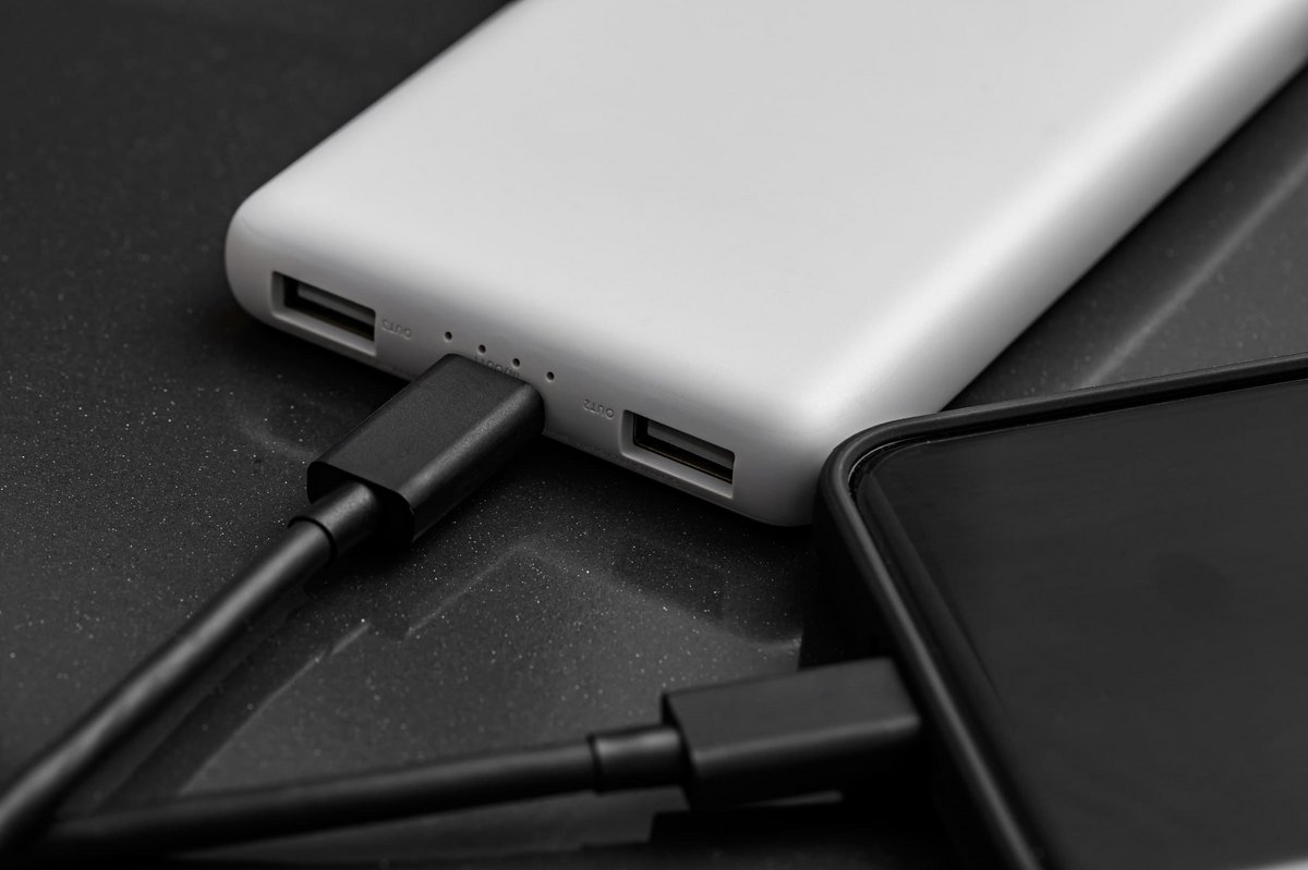 Les batteries externes ne sont plus franchement les bienvenues à bord des avions. © PawelKacperek / Shutterstock