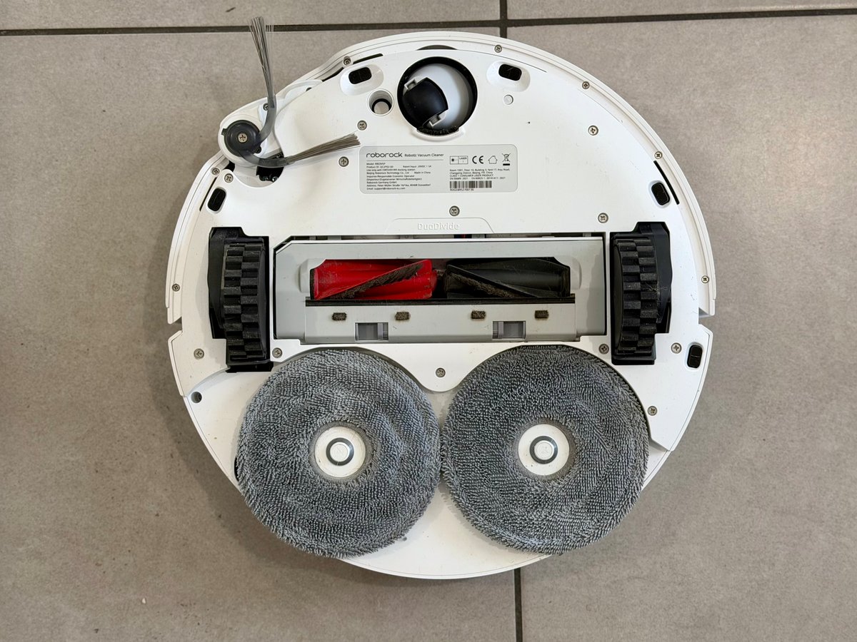 Deux serpillères et deux brosses pour l'aspiration ©Mathieu Grumiaux pour Clubic