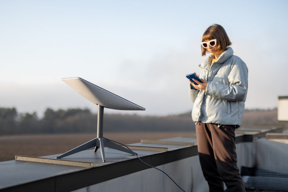 Une antenne Starlink © RossHelen / Shutterstock.com