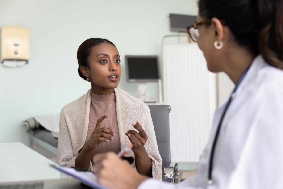 39 % des jeunes femmes considèrent que la santé gratuite en France ne fournit pas toujours un accès complet, contre 25 % des hommes - ©fizkes / Shutterstock