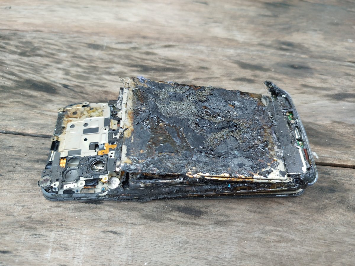 Une batterie de smartphone peut prendre feu et causer de lourds dégâts © Woldi / Shutterstock