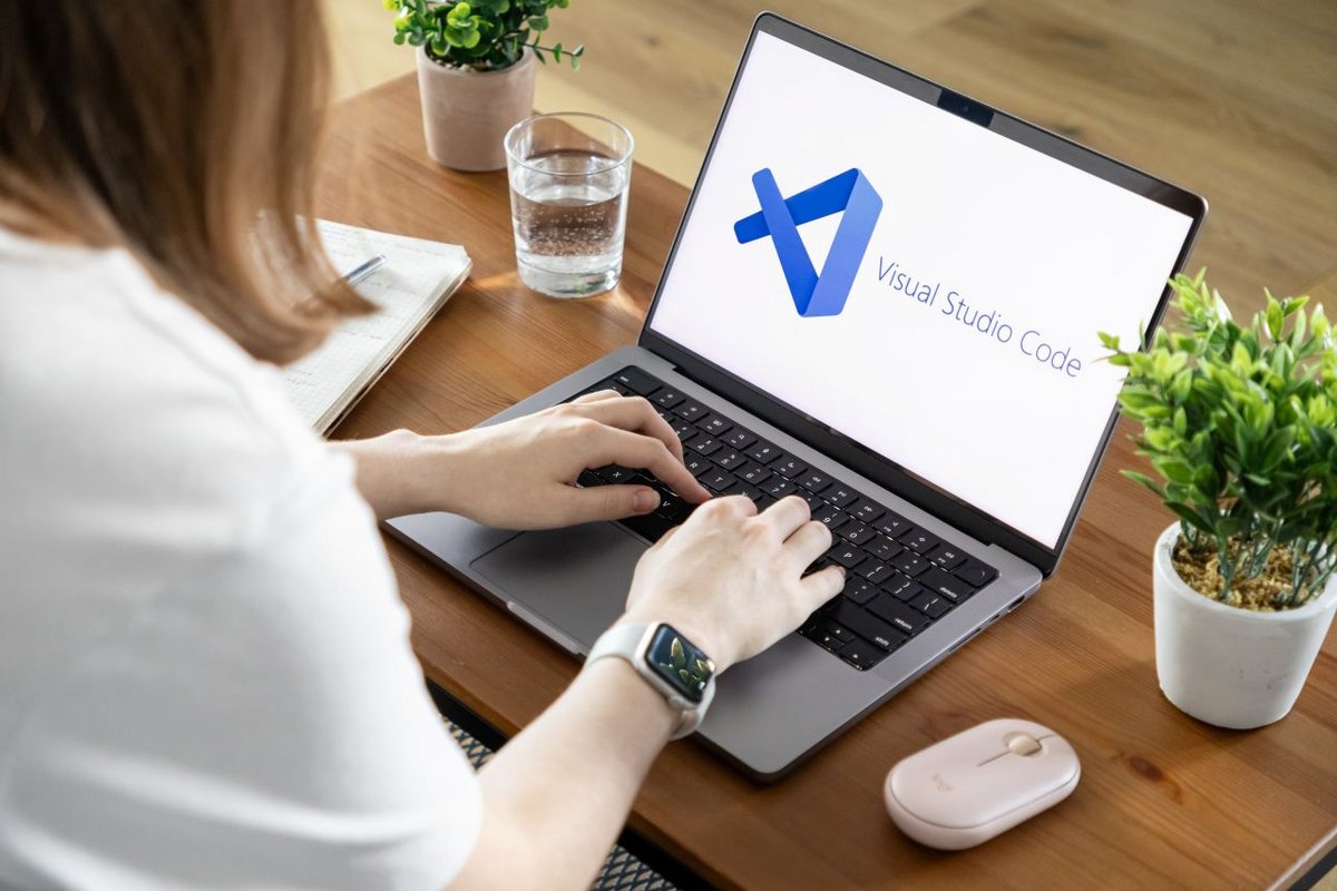 Ces extensions, disponibles sur le Visual Studio Code Marketplace, fournissent des suggestions et complétions de code - ©aileenchik / Shutterstock
