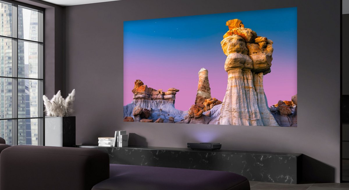 Un Laser TV peut aussi bien projeter une image sur un mur blanc que sur un écran dédié. © Hisense