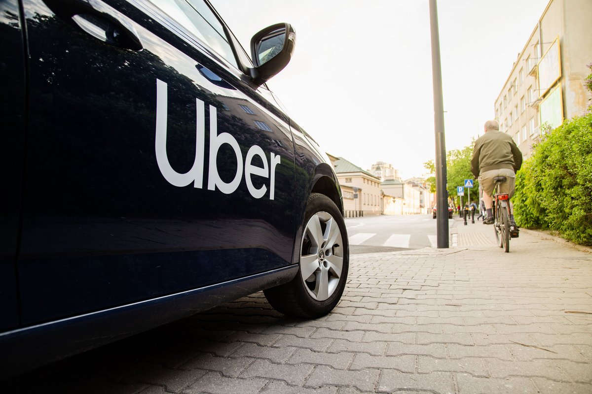 Le véhicule d'un chauffeur Uber stationné © MOZCO Mateusz Szymanski / Shutterstock