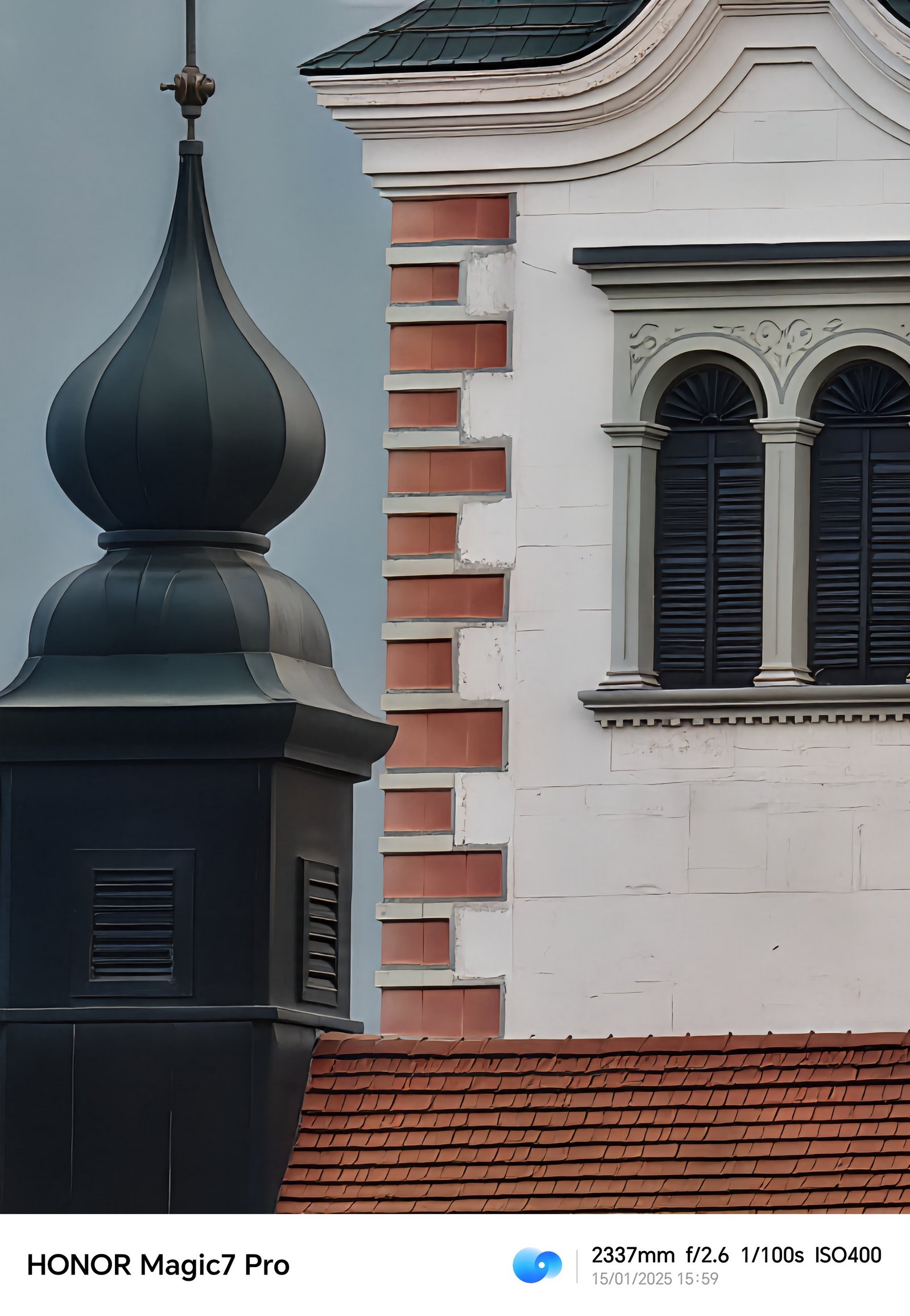 Exemple de rendu extrême de l'AI Super Zoom (en 97x). À gauche sans traitement IA, à droite avec l'algorithme activé. L'image est beaucoup plus propre, mais ce n'est plus tout à fait la réalité. ©Nicolas Guyot pour Clubic