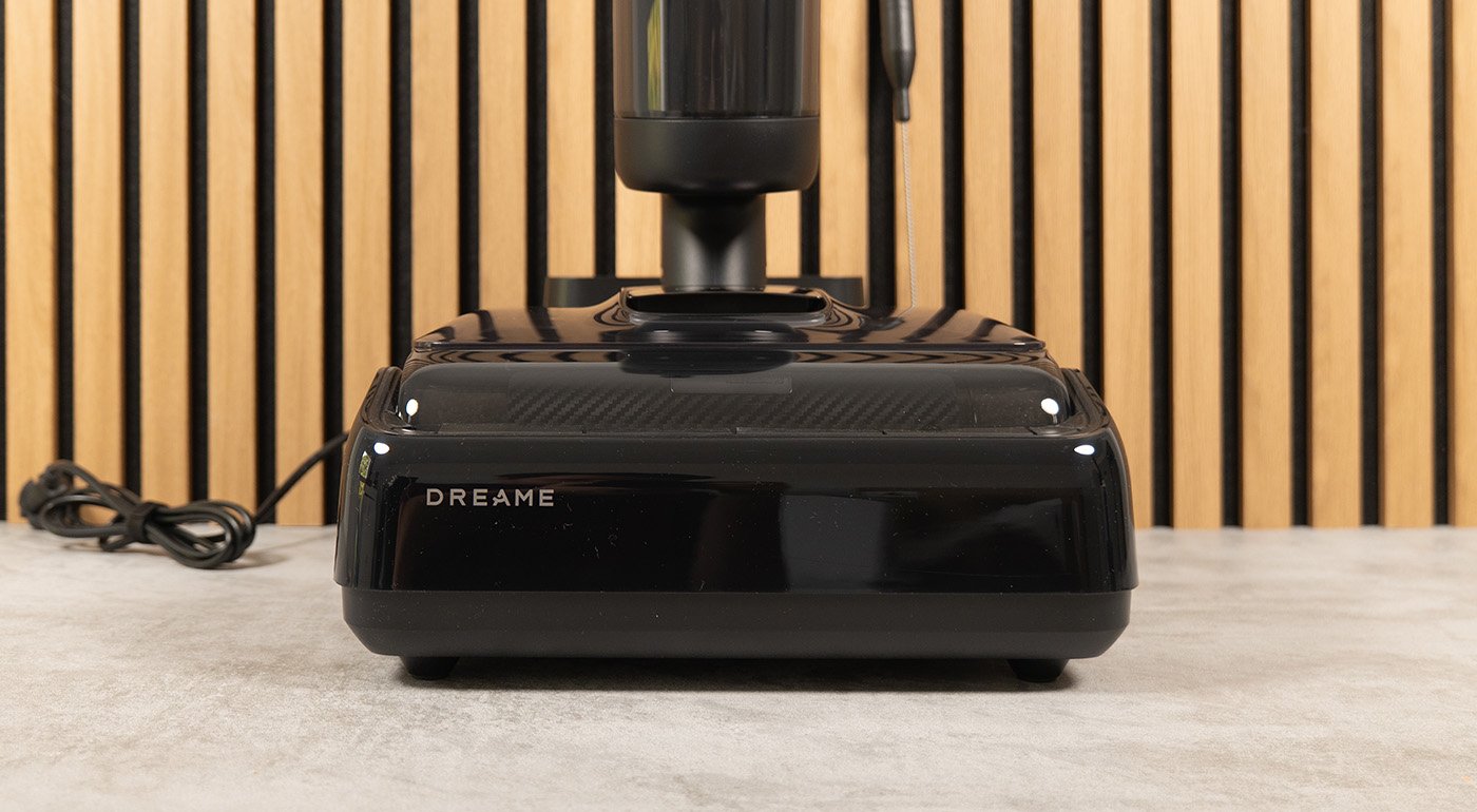 Le H15S rangé dans sa station de charge / lavage / séchage. ©Charles Gouin-Peyrot pour Clubic