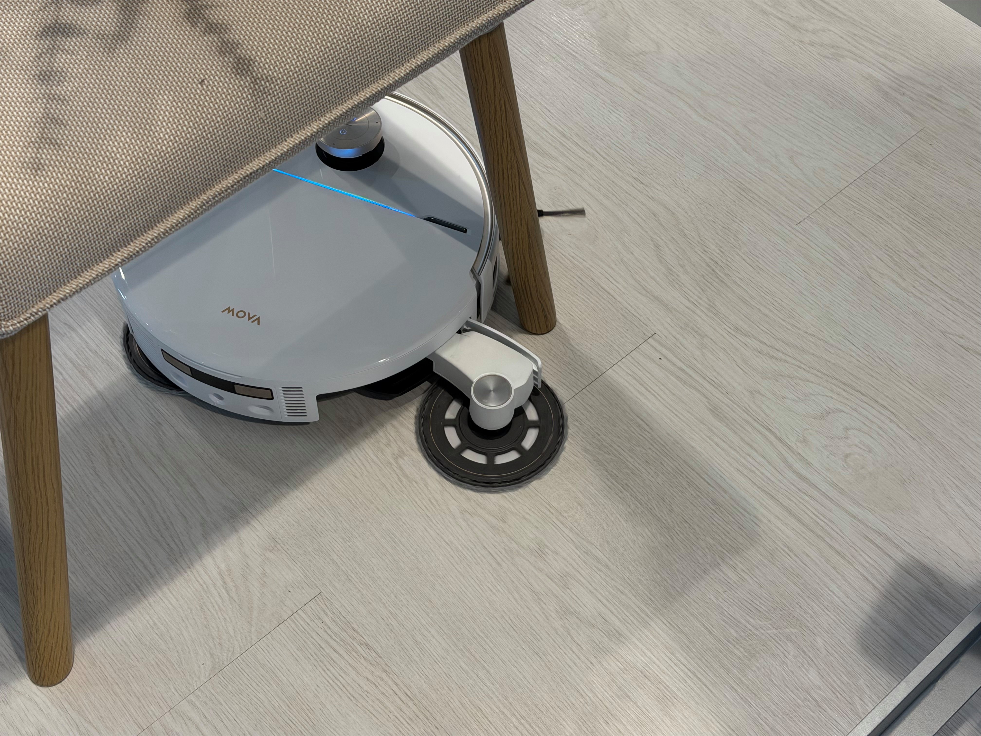 Le Mova V60 Ultra Complete, et sa serpillère (très) extensible ©Mathieu Grumiaux pour Clubic