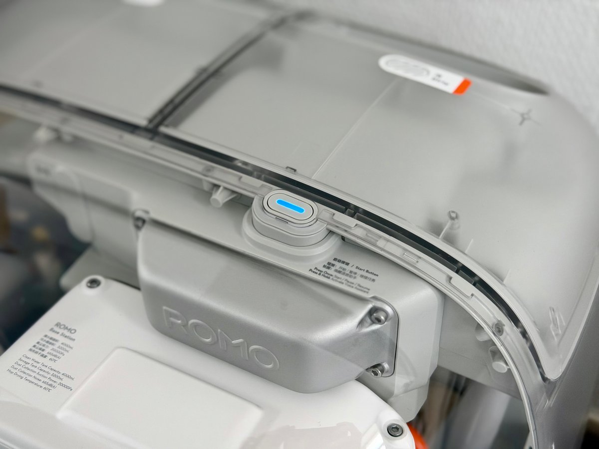 Un bouton à tout faire, pour associer le robot et le démarrer ©Mathieu Grumiaux pour Clubic