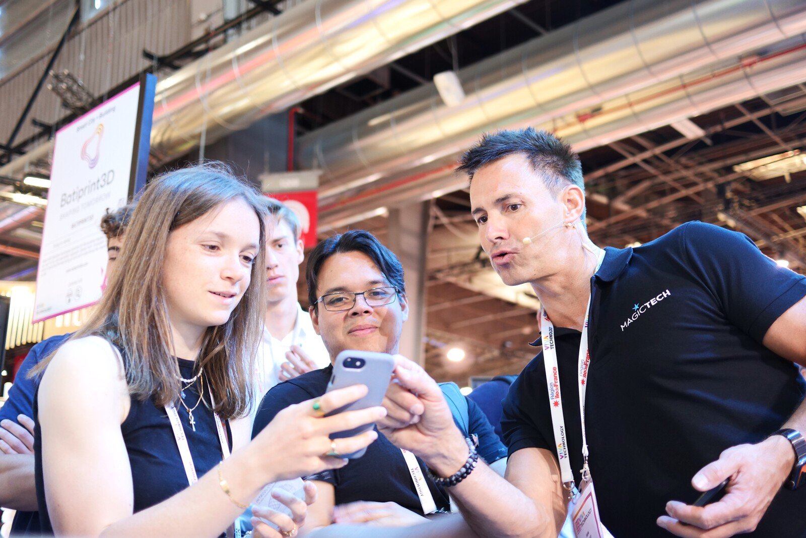 Samuel Gaulay, ici à droite, mise évidemment sur l'interactivité entre la technologie et le public © Alexandre Boero pour Clubic