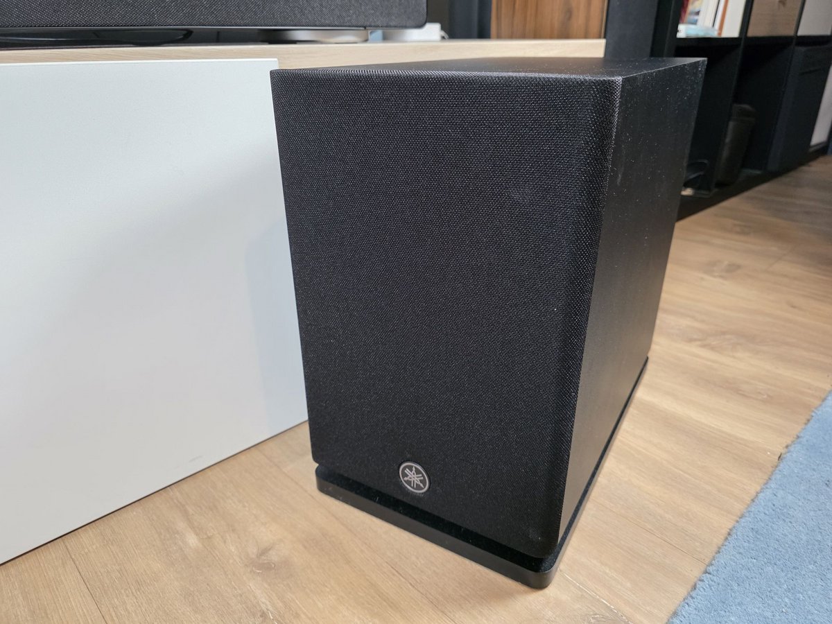 Le caisson de basses est dans la continuité de la barre, très bien fini et pas trop tape-à-l'œil © Guillaume Fourcadier pour Clubic