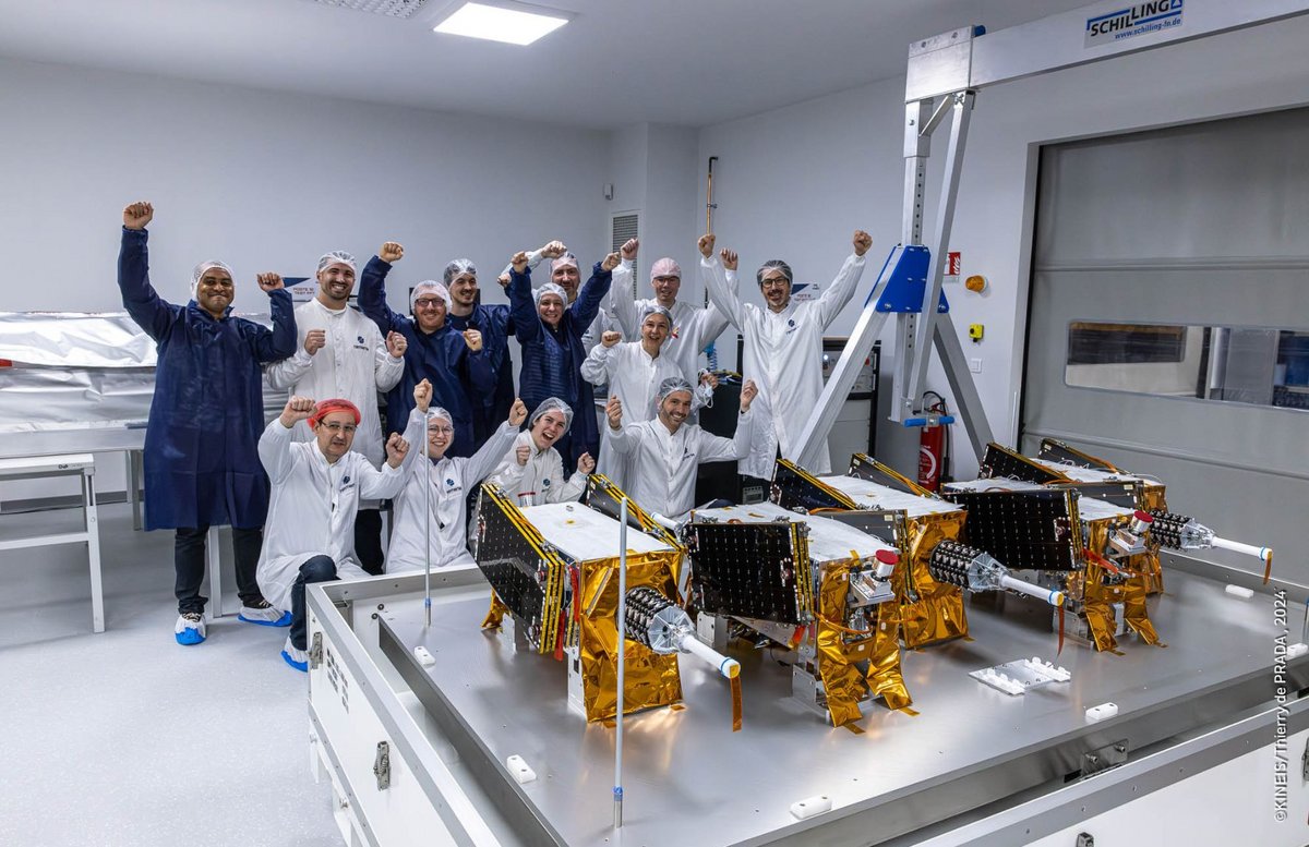 Une partie de l'équipe qui a préparé ces 5 premiers satellites arrivés en orbite le 20 juin © Kineis / T. De Prada / 2024