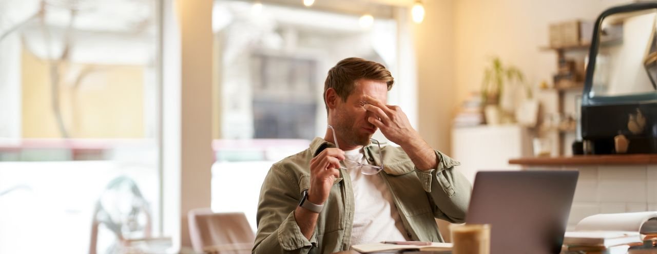 Entre le stress lié à la surcharge numérique et la connexion permanente, notre fatigue  ne ressemble plus à une simple baisse de moral hivernale - ©Mix and Match Studio / Shutterstock