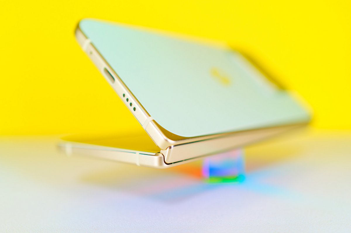 La charnière a été repensée et ne dispose plus d'engrenages. ©Marc Mitrani pour Clubic