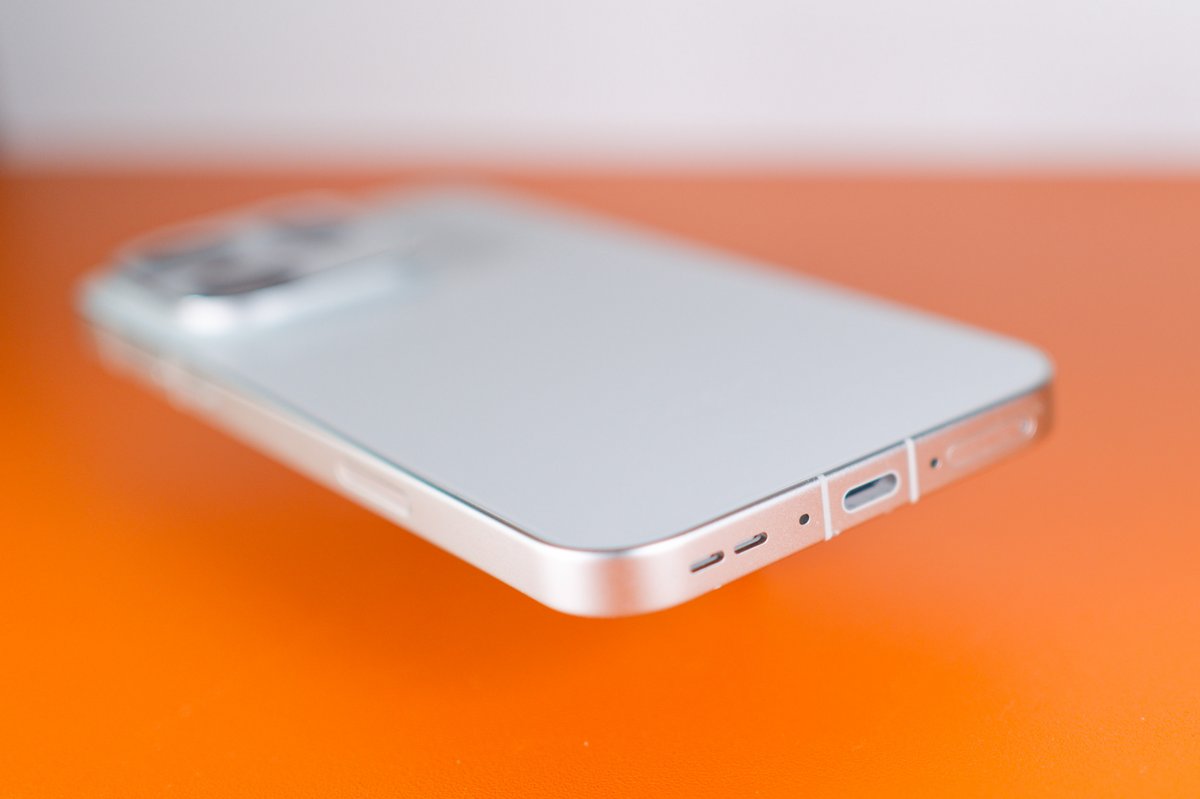 Le OPPO Find X9 Pro est résistant à l'eau et à la poussière, aucun risque de ce côté là ©Marc Mitrani pour Clubic