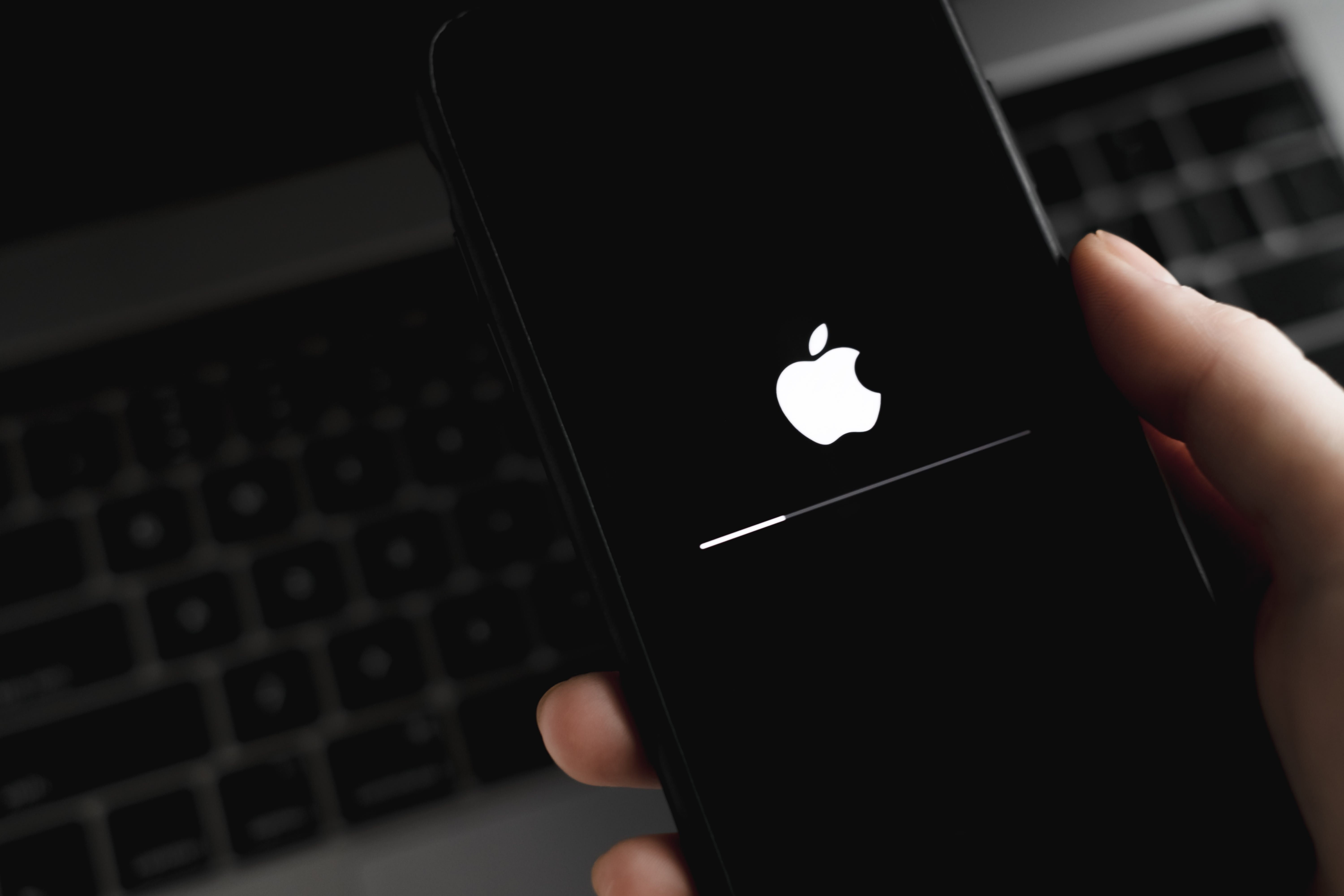 Un iPhone durant une mise à jour. © Shutterstock