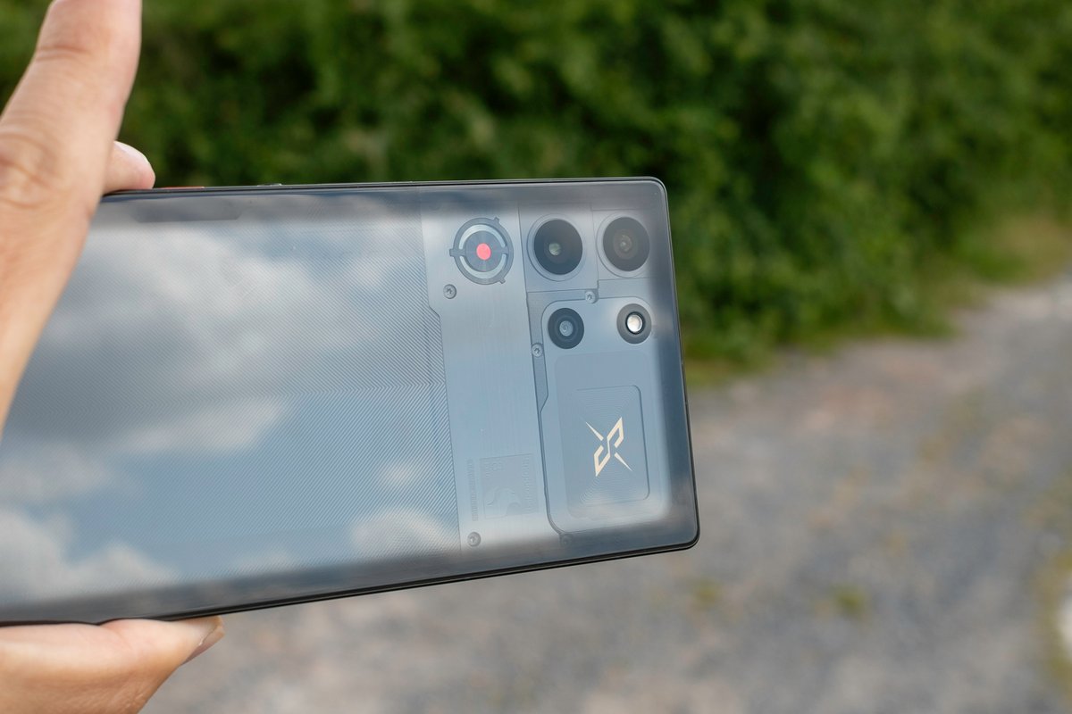 Quelques touches de RGB trouvent leur place à l'arrière du smartphone – rien de grandiloquent. ©Pierre Crochart pour Clubic