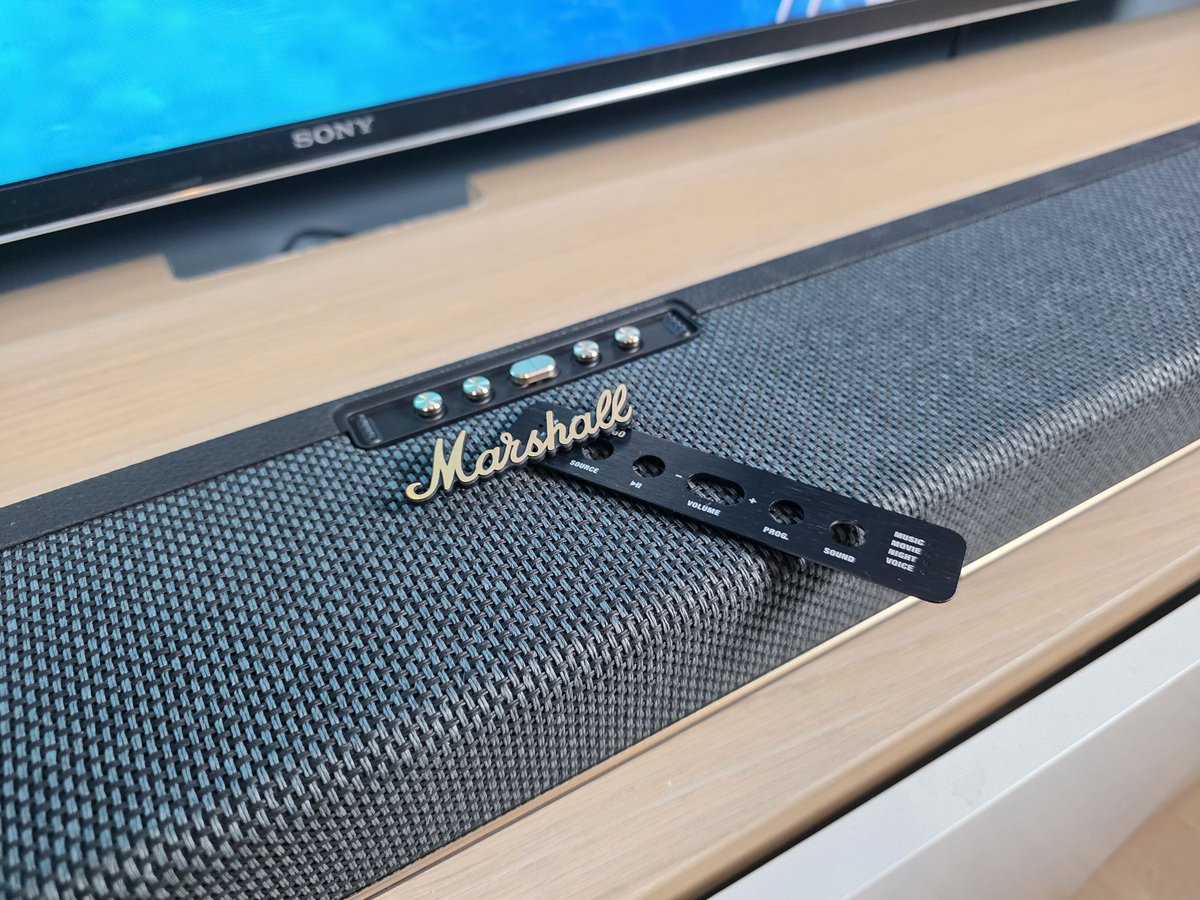 Le logo, ainsi que le cadre entourant les boutons, sont tous les deux réversibles  © Guillaume Fourcadier pour Clubic