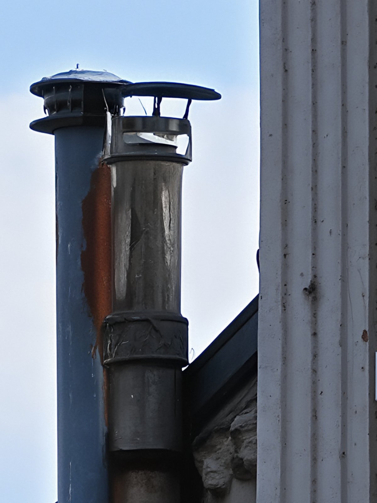 AI Super Zoom "devine" des détails non enregistrés à l'aide d'une intelligence artificielle générative. A gauche l'image capturée, à droite celle générée par AI Super Zoom © Marc Mitrani pour Clubic