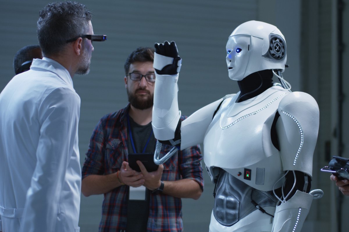 Des ingénieurs en train de tester un robot humanoïde. ©Frame Stock Footage / Shutterstock