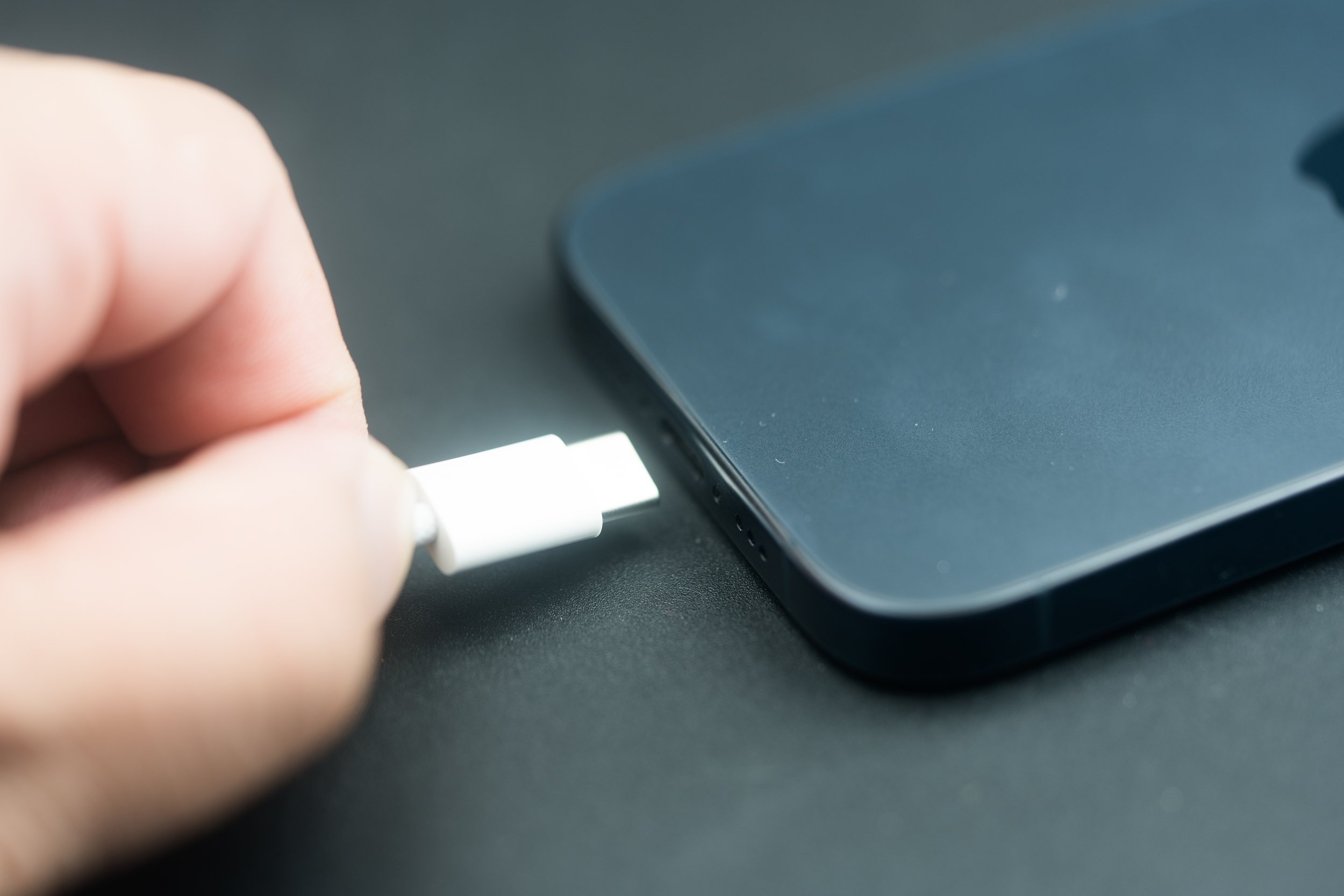 Derrière la charge de la batterie de son téléphone, on retrouve plein d'idées reçues © Dontree_M / Shutterstock.com