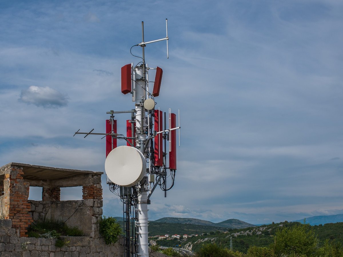 Des antennes 5G et 4G, entre autres, qui cohabitent sur un pylône © Shemet Hanna / Shutterstock