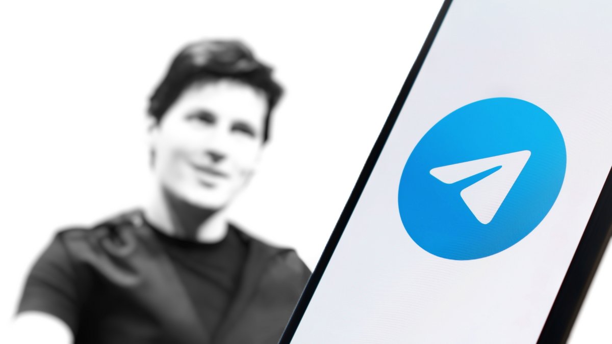 Pavel Durov est affiché en fond, avec devant, le logo de Telegram apparaissant sur un smartphone © Shutterstock