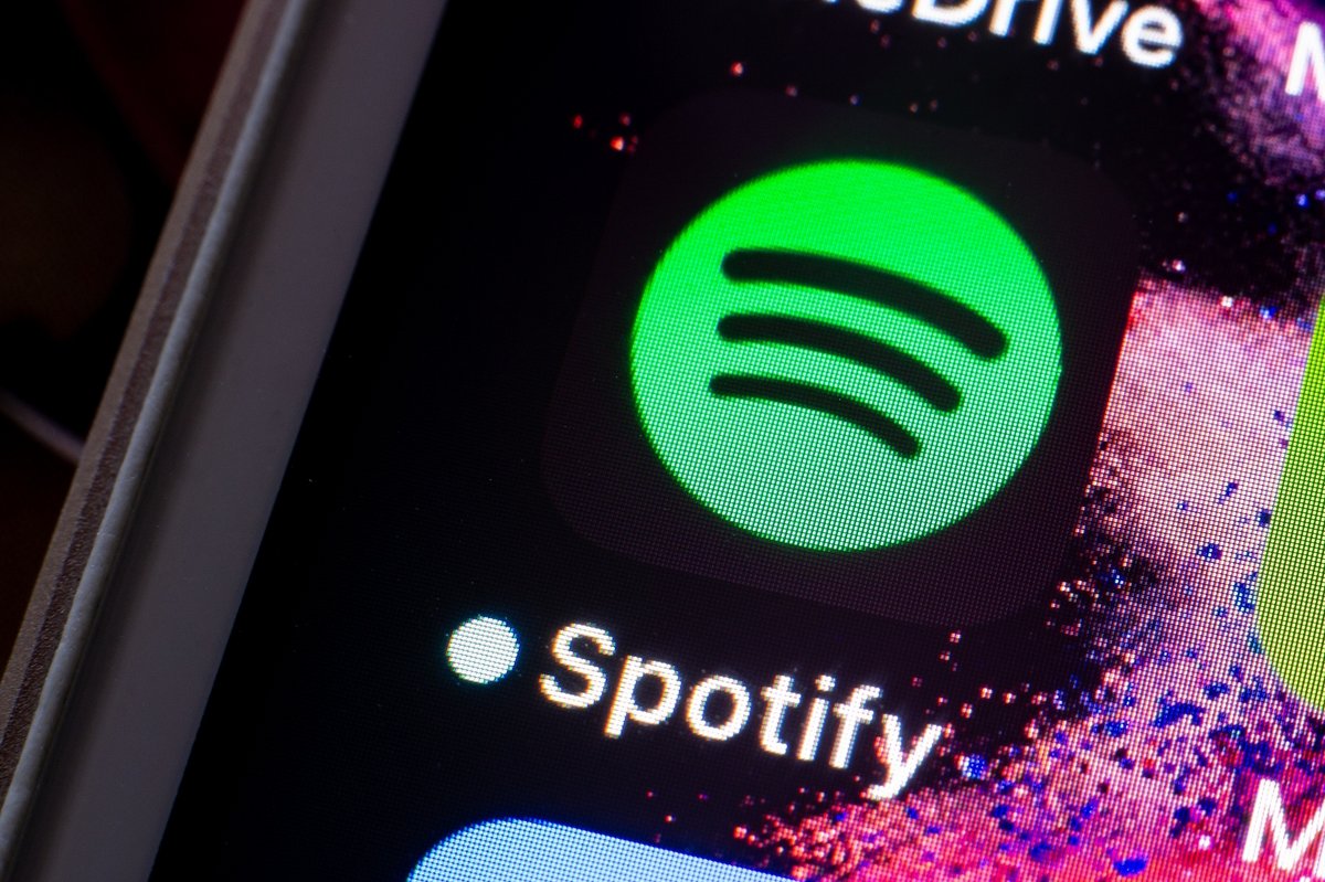 Les tarifs chez Spotify ne font qu'augmenter... © Mino Surkala / Shutterstock