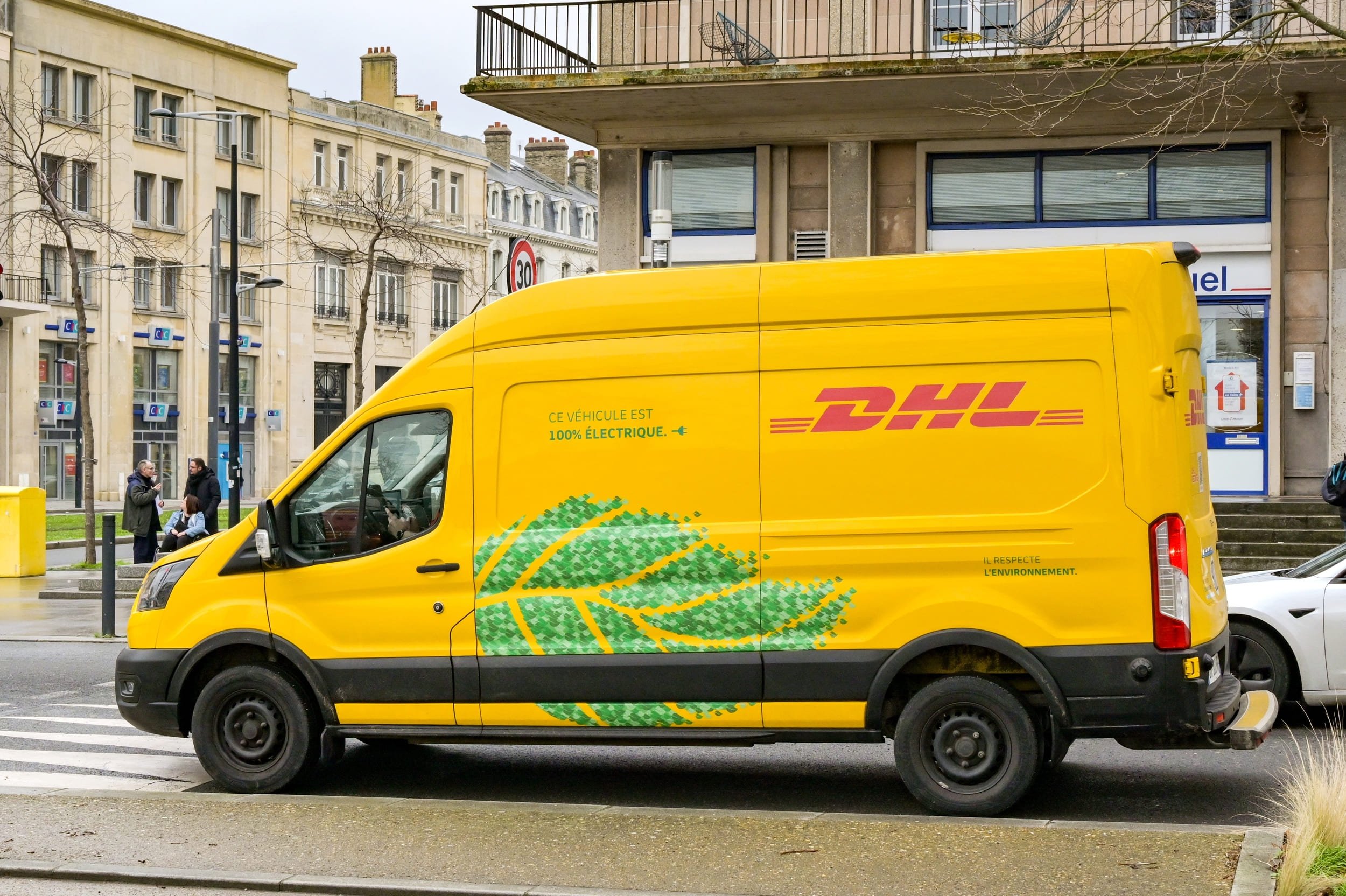 DHL a été épinglée par les autorités françaises © Ceri Breeze / Shutterstock.com