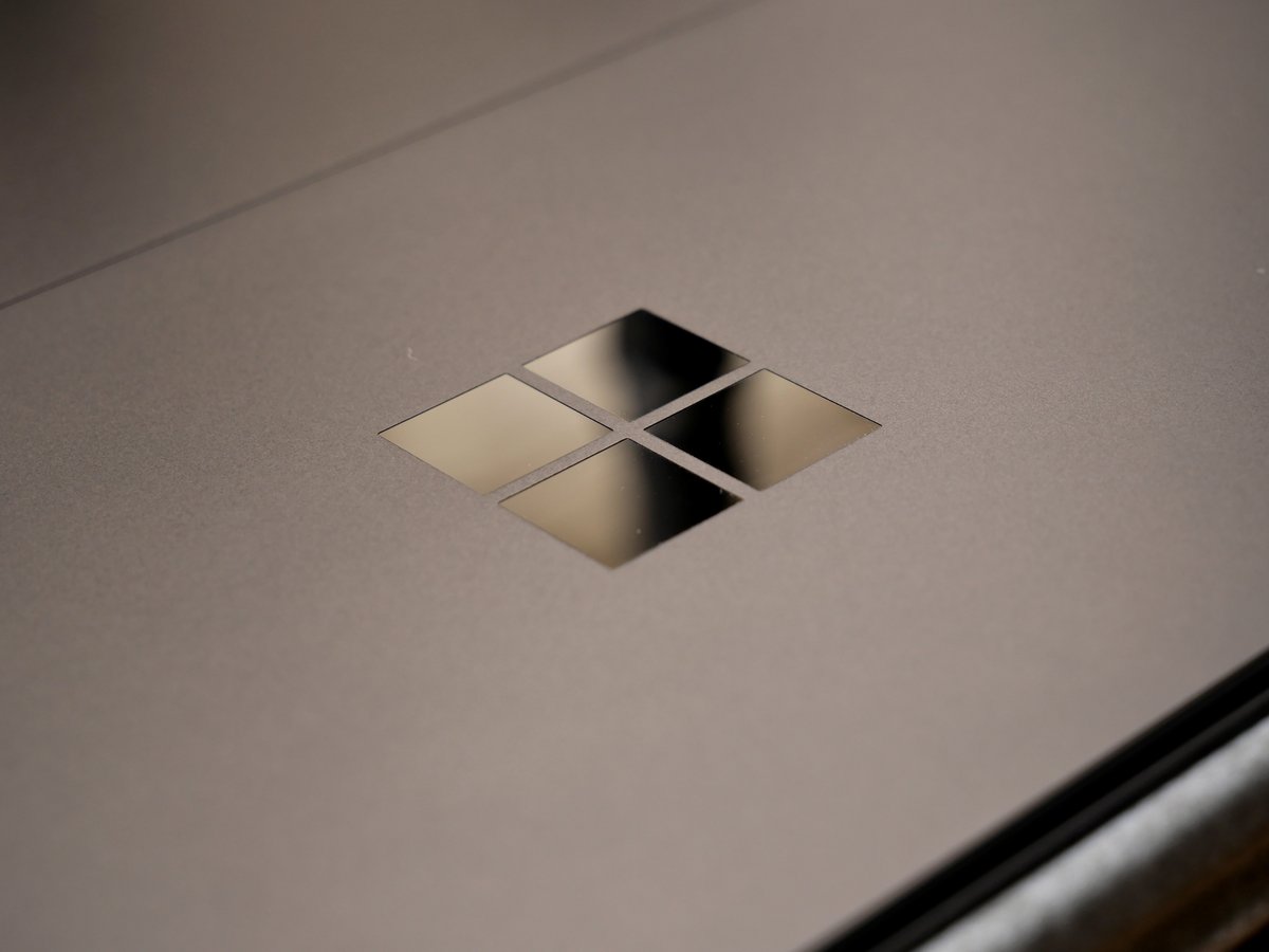 Logo de Microsoft sur la Surface Pro 8 // © Nathan Le Gohlisse pour Clubic