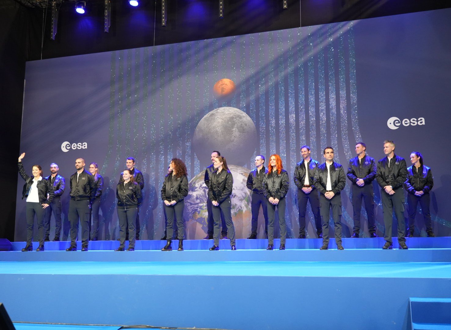 Les 17 astronautes de carrière, réservistes et parastronaute de la sélection 2022 © ESA