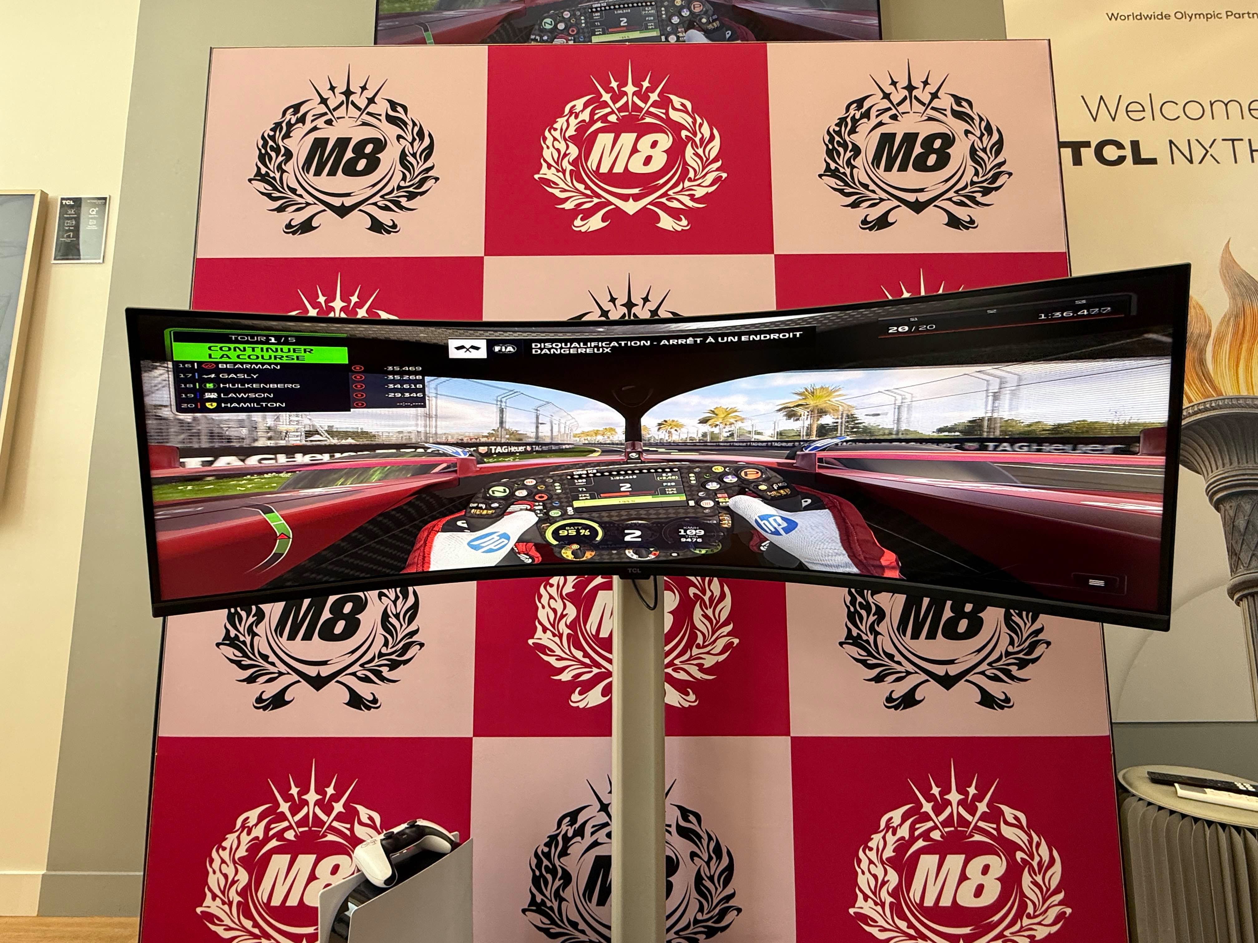 Le TCL 57R94 lors d'une présentation à la presse le 25 juin 2025. © Charles Gouin-Peyrot pour Clubic