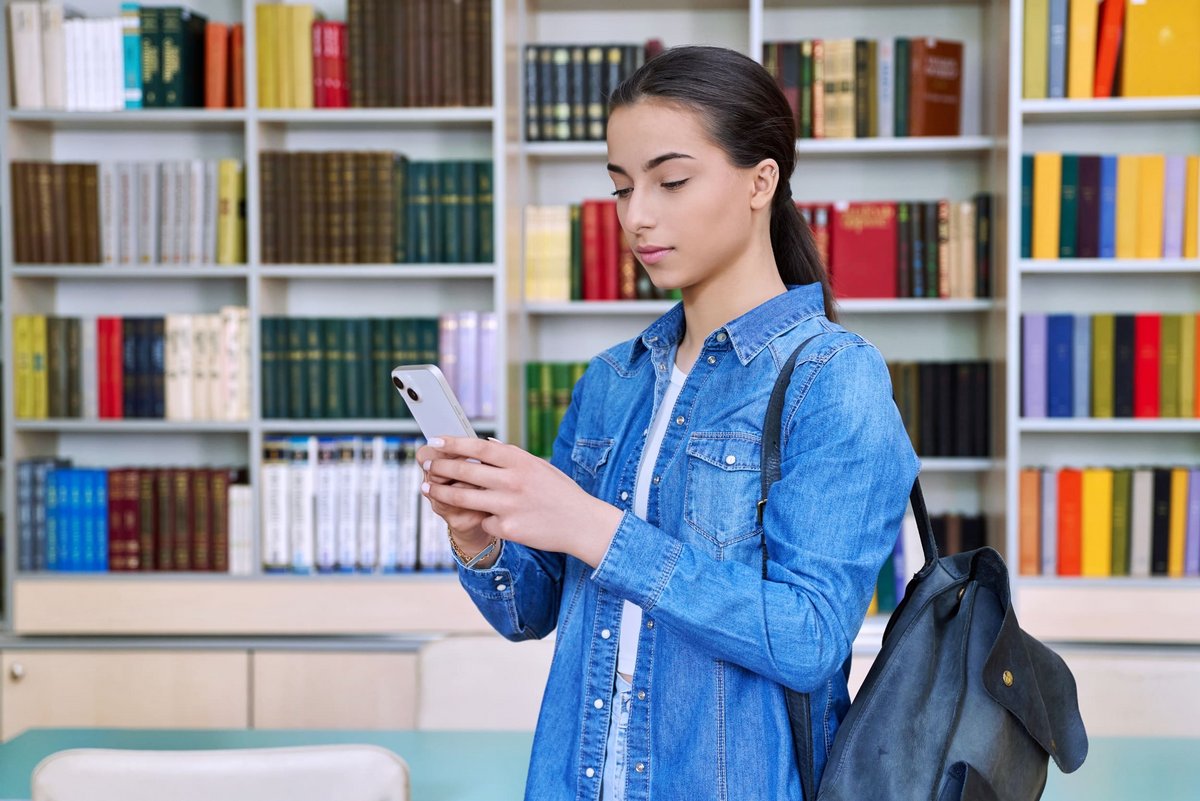 Les gouvernements du monde entier prennent conscience de l'intérêt d'une régulation des réseaux sociaux pour le jeune public © VH-studio / Shutterstock