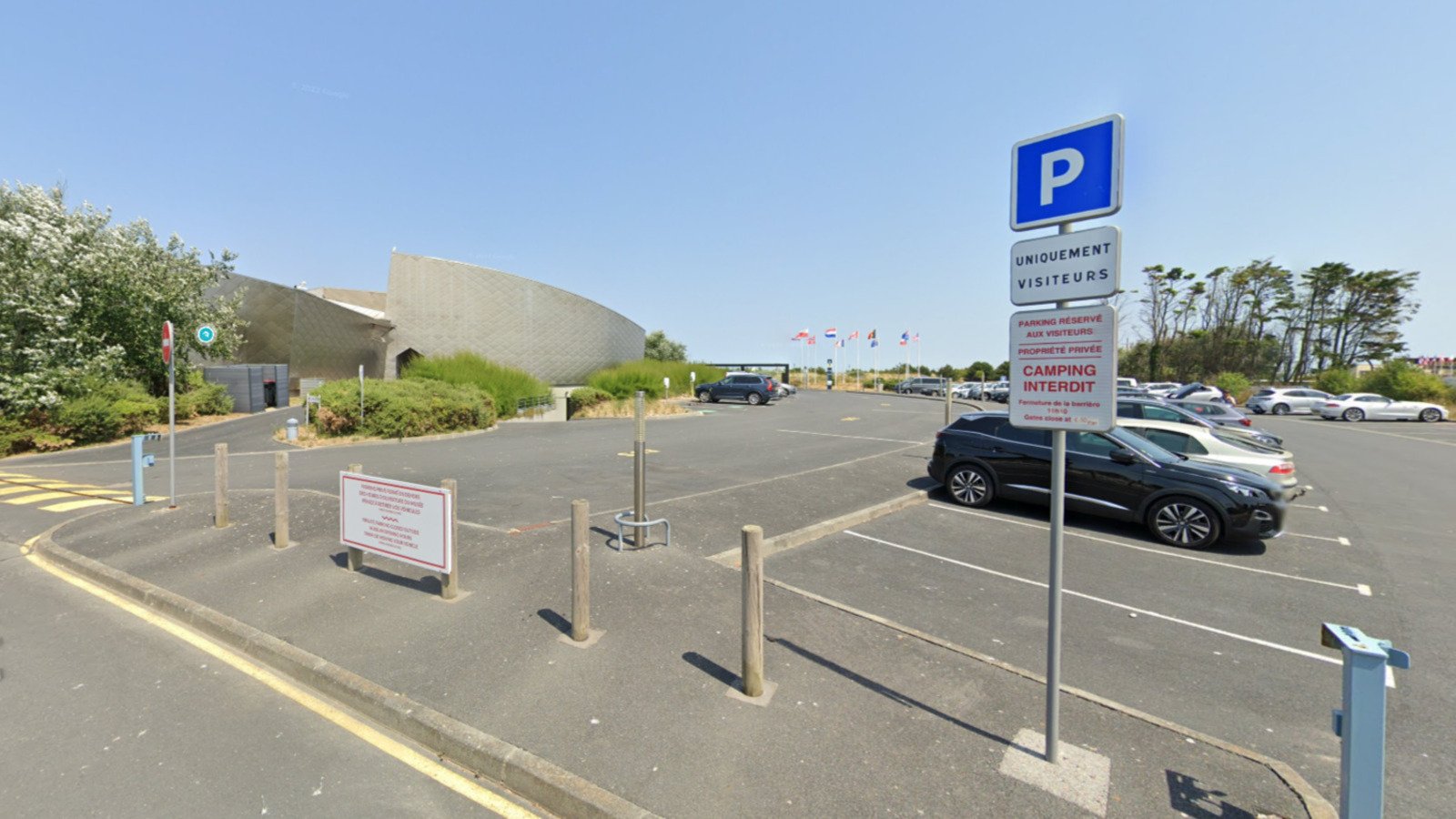 Devant le parking du Centre Juno Beach, annoncé fermé alors qu'il était ouvert. © Alexandre Boero / Clubic