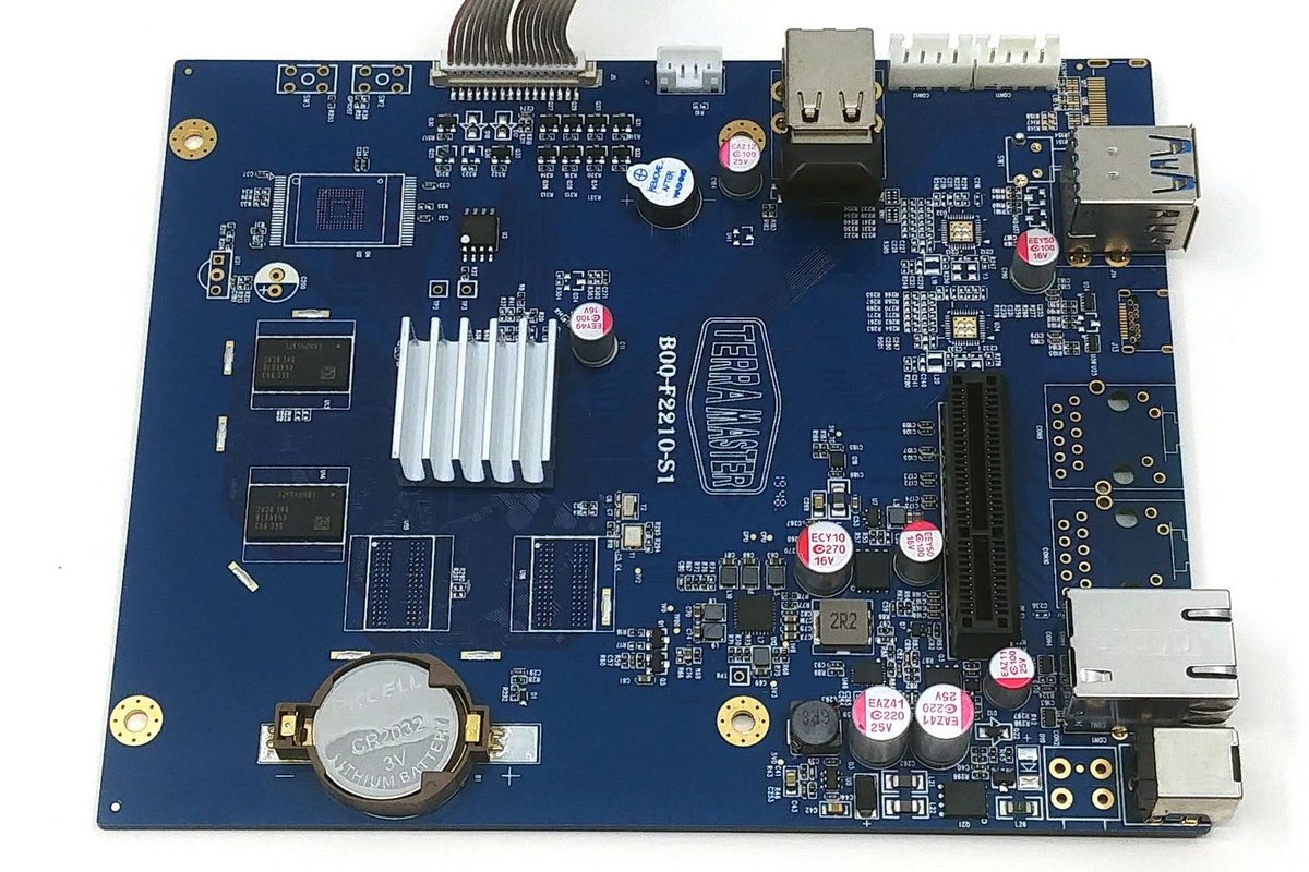 Particulièrement dépouillée, la carte mère du F2-210 souligne la simplicité du NAS TerraMaster