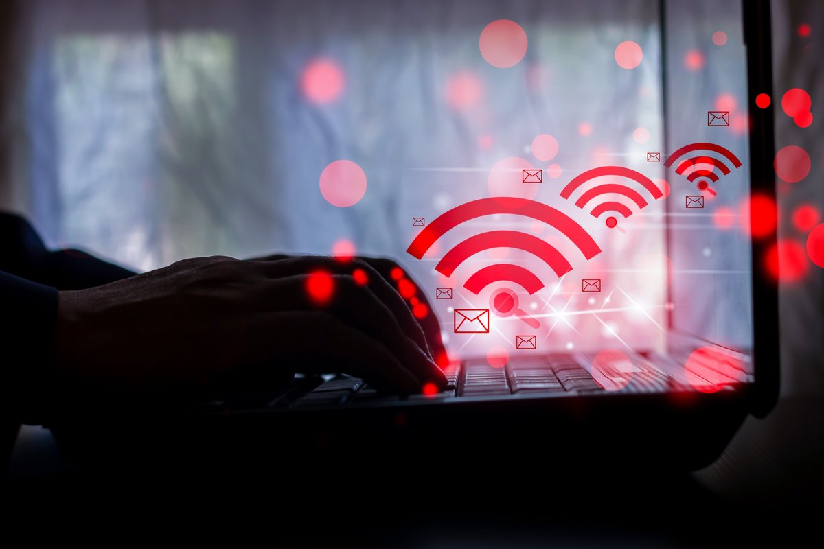 Un hacker pourrait tout à fait usurper le SSID du Wi-Fi de votre location de vacances pour vous inciter à vous connecter à un hotspot frauduleux et voler vos données. © photoviriya / Shutterstock