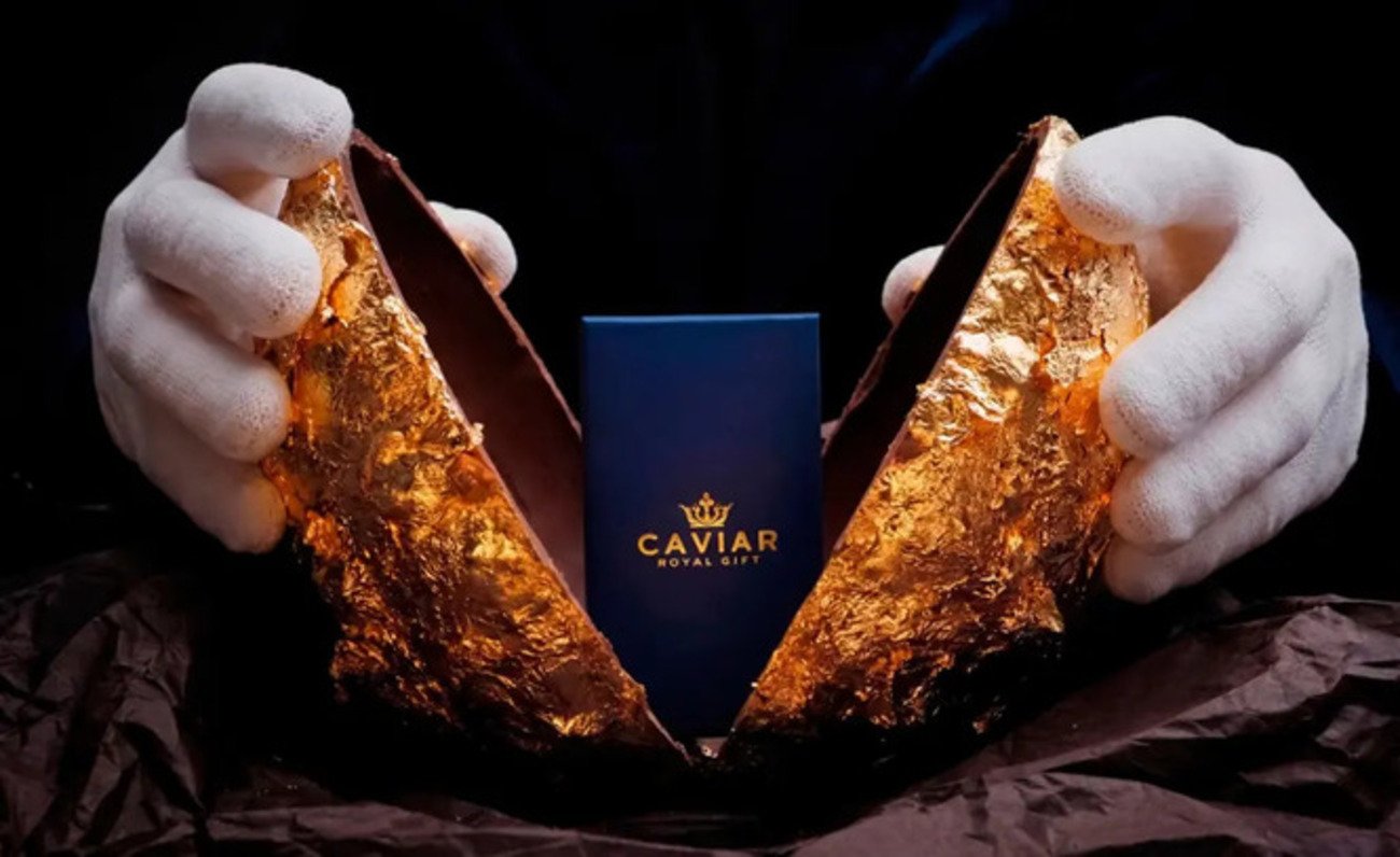 L'œuf en chocolat renferme un smartphone recouvert d'or. ©Caviar