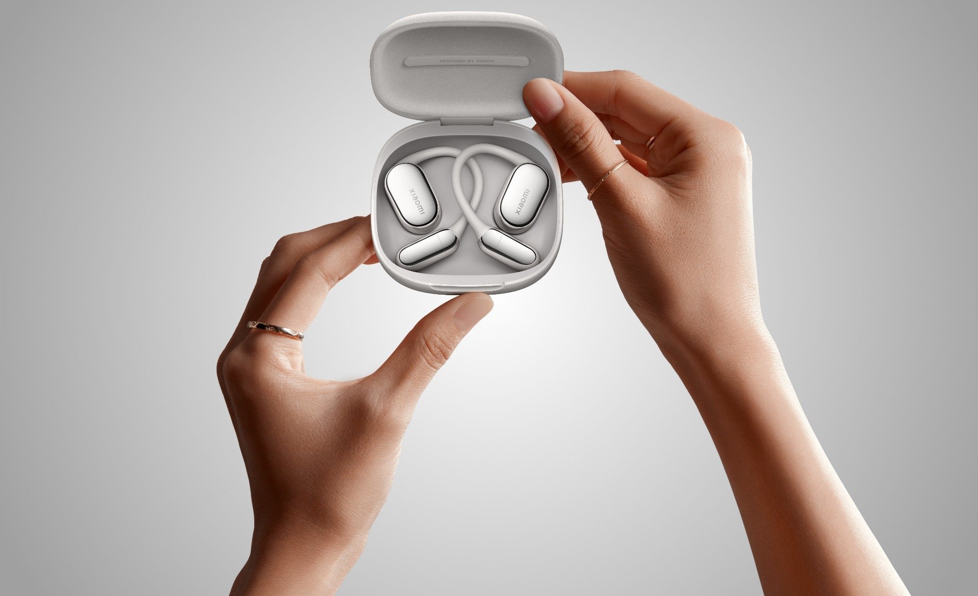 La finition des écouteurs Xiaomi OpenWear Stereo semble plutôt réussie. ©Xiaomi