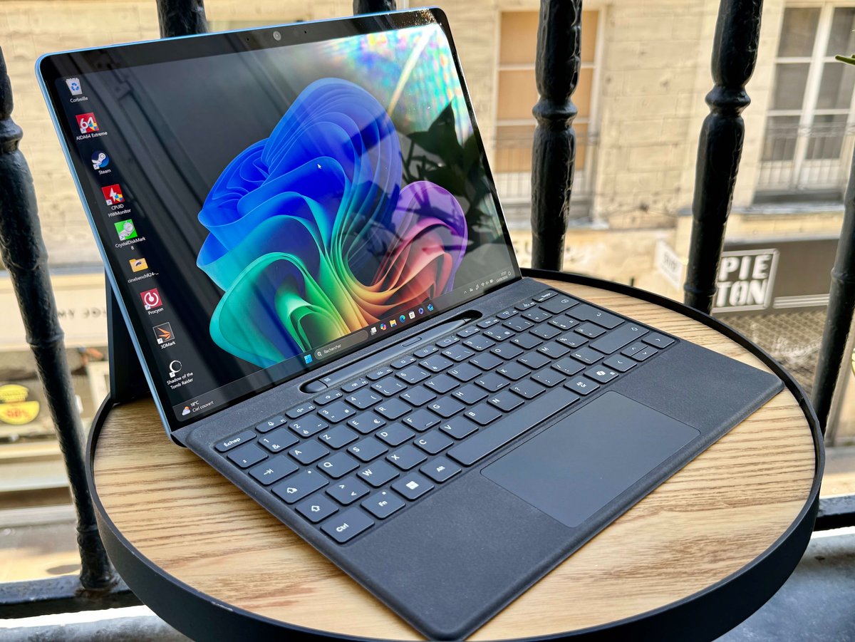 La Surface Pro 11 et son clavier détachable // © Nathan Le Gohlisse pour Clubic