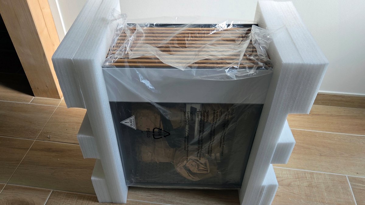 Notez, en plus des mousses, la présence de larges bandes de papiers roulés à l'intérieur du PC pour assurer la protection de chacun des composants : rien ne peut bouger ! ©le Studio Clubic