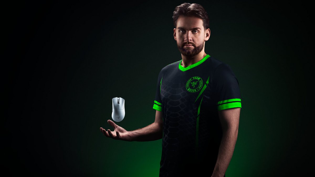 La souris est si légère que Nico - le joueur eSport de Razer - la fait flotter au-dessus de sa main ! ©Razer