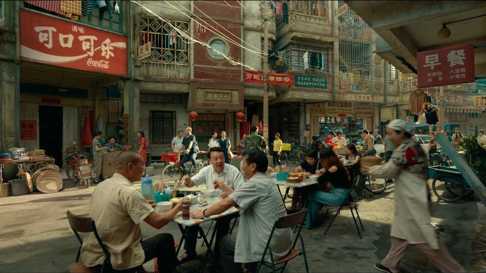 La pancarte "Coca-Cola" a été ajoutée en post prod à cette scène dans une  émission de télévision chinoise. © Mirriad 