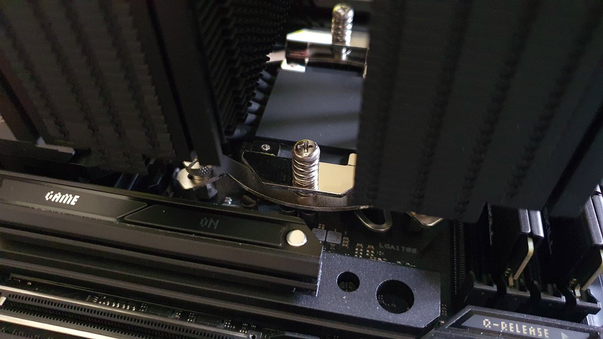 Seul oubli de Corsair : un tournevis long pour serrer ces fixations © Nerces pour Clubic